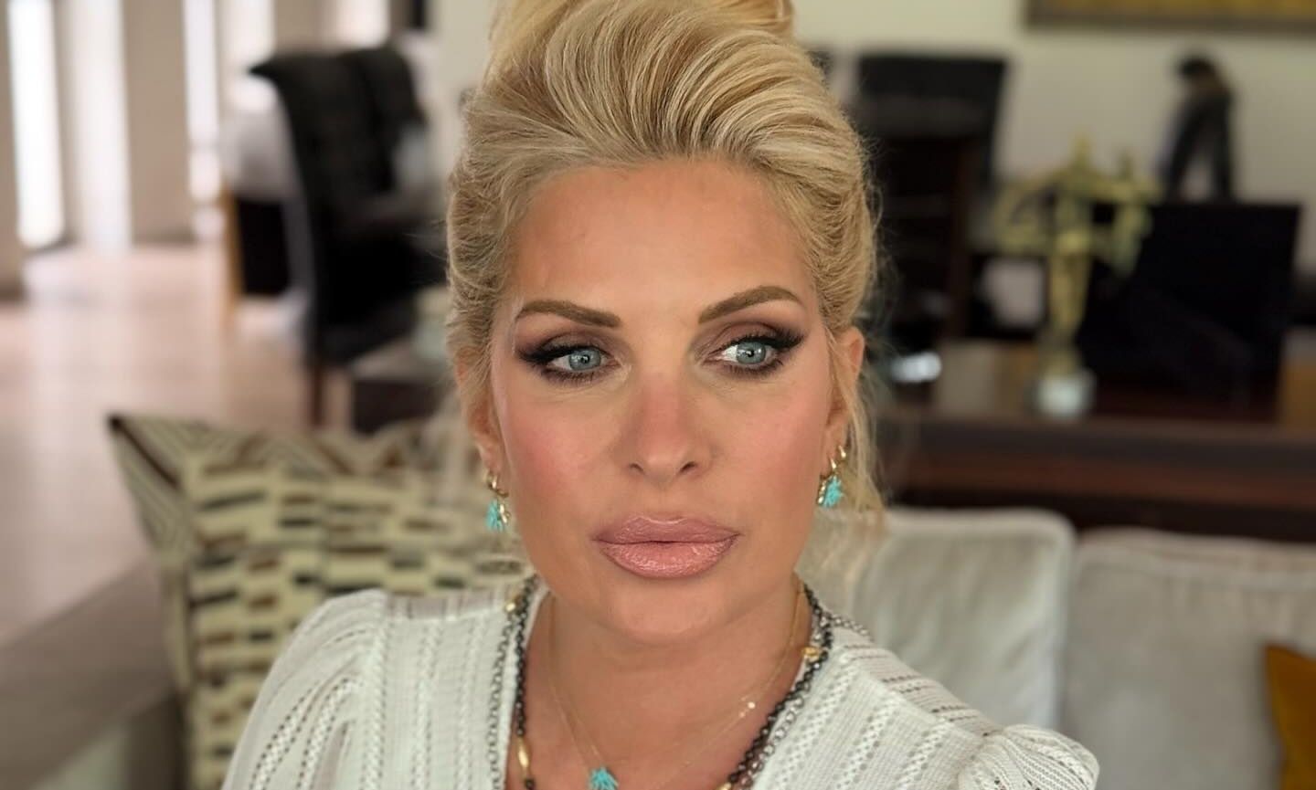 Η Ελένη Μενεγάκη στον καταπράσινο παράδεισό της - Εικόνες απόλυτης κομψότητας