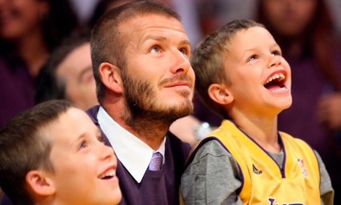 Ο βασιλιάς Κάρολος έχρισε ιππότη τον Ντέιβιντ Μπέκαμ