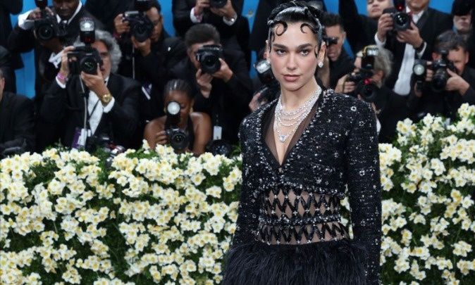 Ντούα Λίπα για Κάλουμ Τέρνερ: «Η απόφαση να γεράσουμε μαζί είναι ένα ξεχωριστό συναίσθημα»