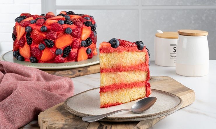 Λαχταριστή τούρτα με φράουλες και μούρα από τον Άκη Πετρετζίκη!