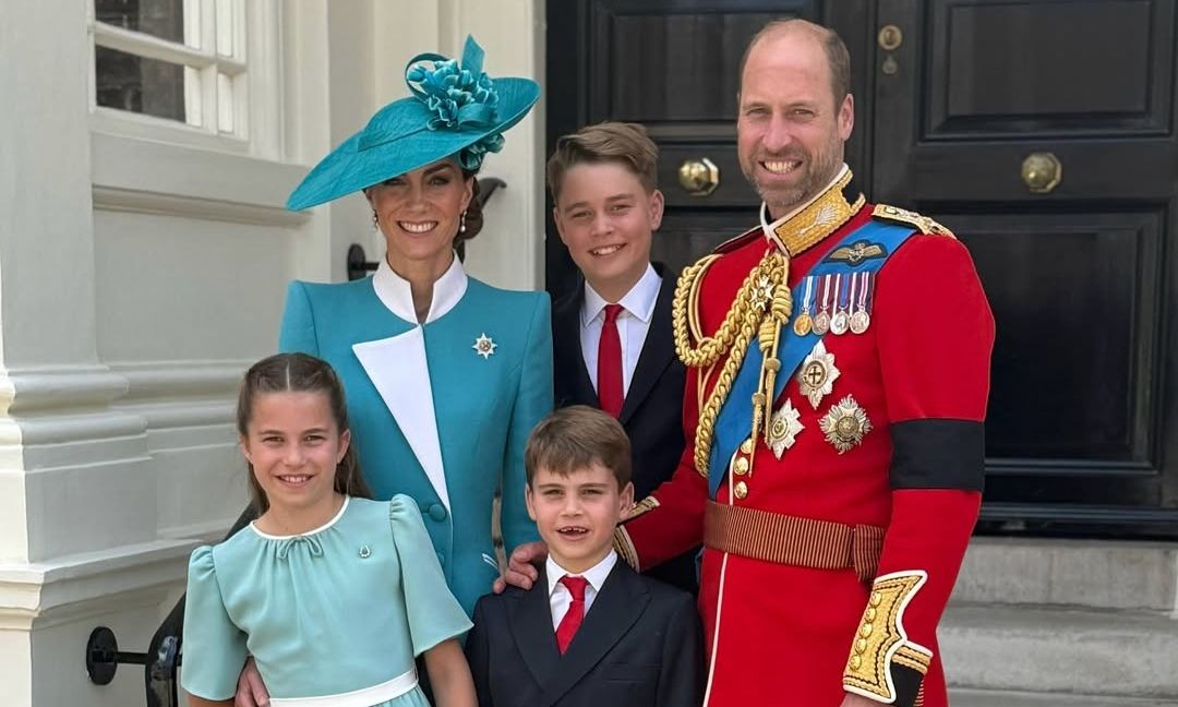 Έλαμψε η Κέιτ Μίντλετον: Το τιρκουάζ look με τη μικρή Σαρλότ & το εμβληματικό κόσμημα που συγκίνησε!