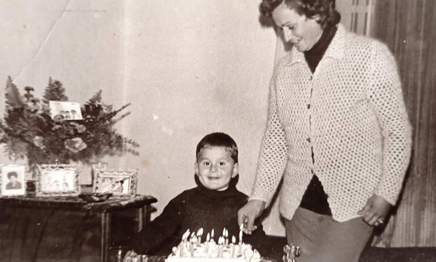 Το αγοράκι της φωτογραφίας σήμερα έγινε 58 ετών & στέλνει το πιο αισιόδοξο μήνυμα!