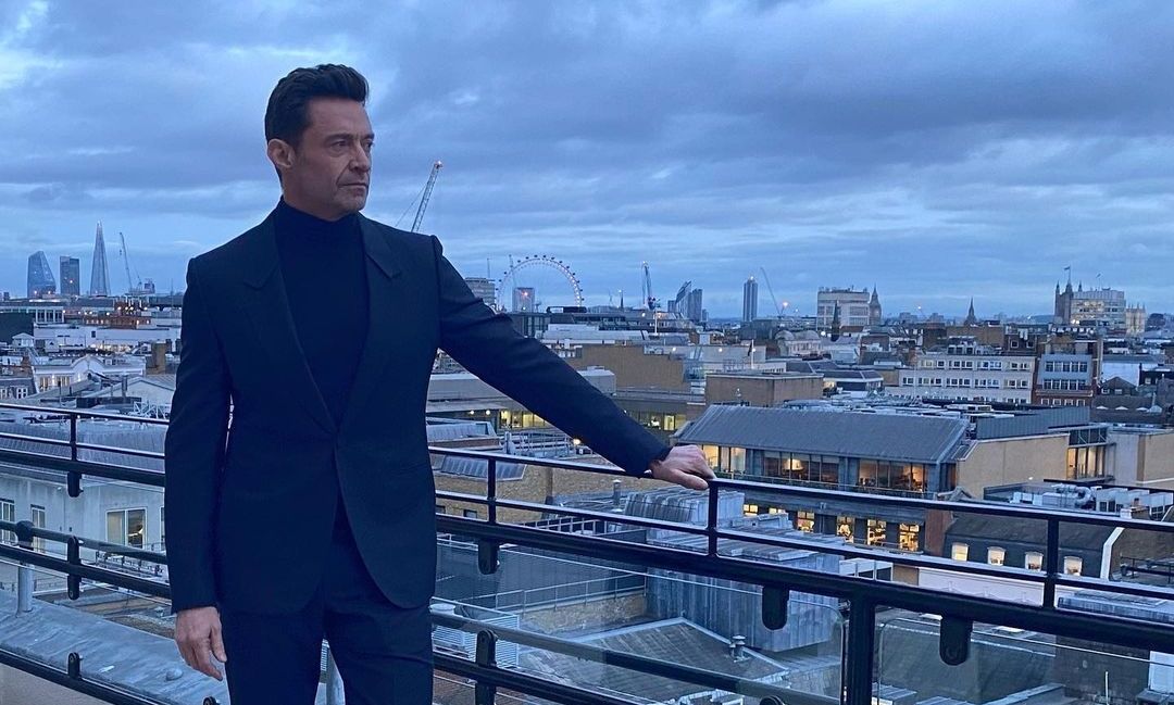 Απίστευτη σκηνή! Ο Χιου Τζάκμαν μπήκε σε αυτοκίνητο αγνώστου για να ξεφύγει από το πλήθος