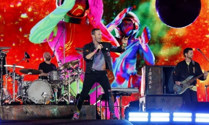 Ο Κρις Μάρτιν πλέον προειδοποιεί για την kiss cam στα live μετά το σκάνδαλο με το παράνομο ζευγάρι!