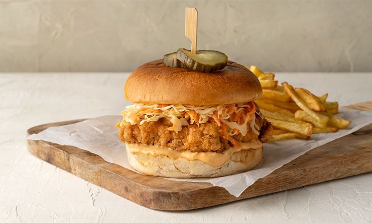 Fried chicken burger από τον Άκη Πετρετζίκη!