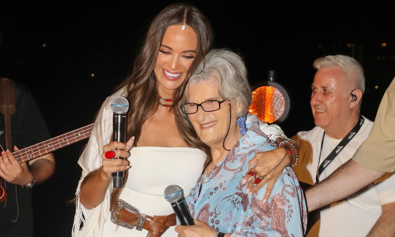 Μια βραδιά γεμάτη συγκίνηση για τη Ρία Ελληνίδου με τη γιαγιά της στο πλευρό της!