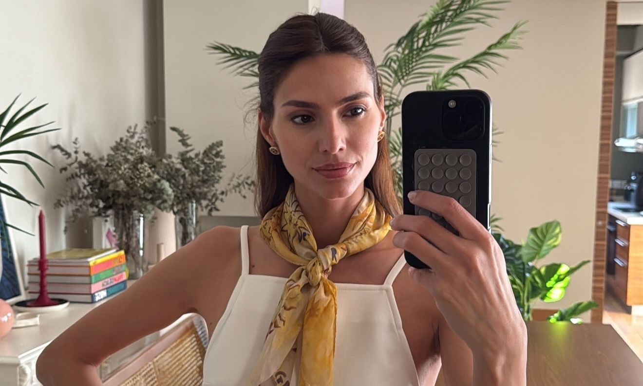 Παπαγεωργίου: Μετά την πρόταση γάμου φοράει λευκά, αυτοσαρκάζεται & ποζάρει στο elegant σαλόνι της