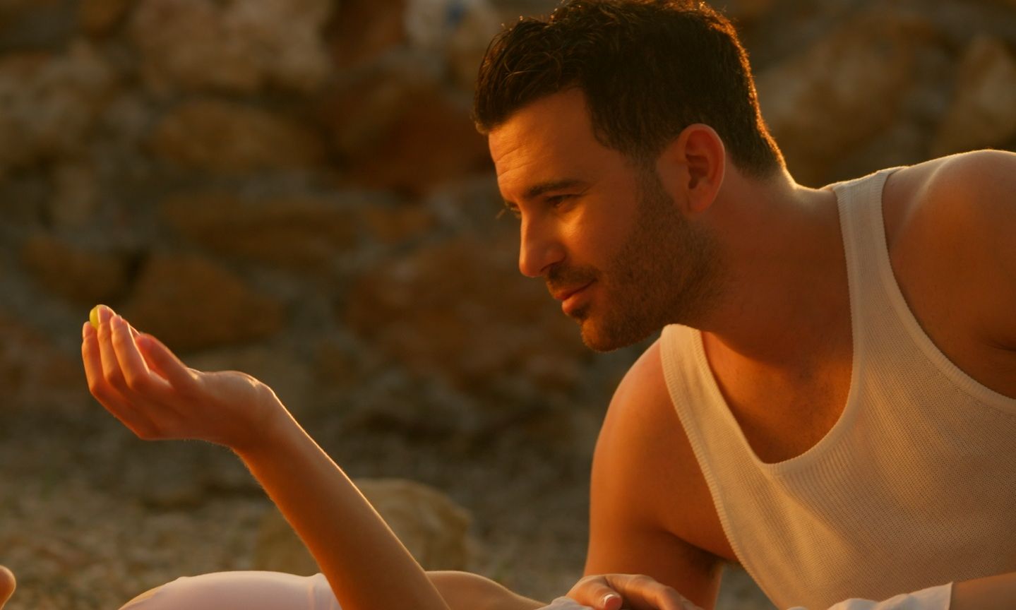 Νικηφόρος Βυθούλκας: Ο τραγουδιστής του έρωτα συγκινεί με τον νέο ύμνο στην αγάπη «Το Χαμόγελό σου»