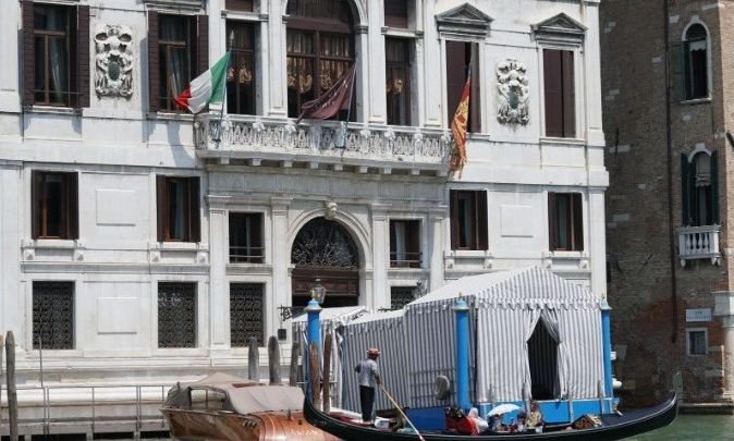 Έφθασαν στη Βενετία Μπέζος-Σάντσεζ για... μαραθώνιο γαμήλιο πάρτι - Οι πρώτες εικόνες!