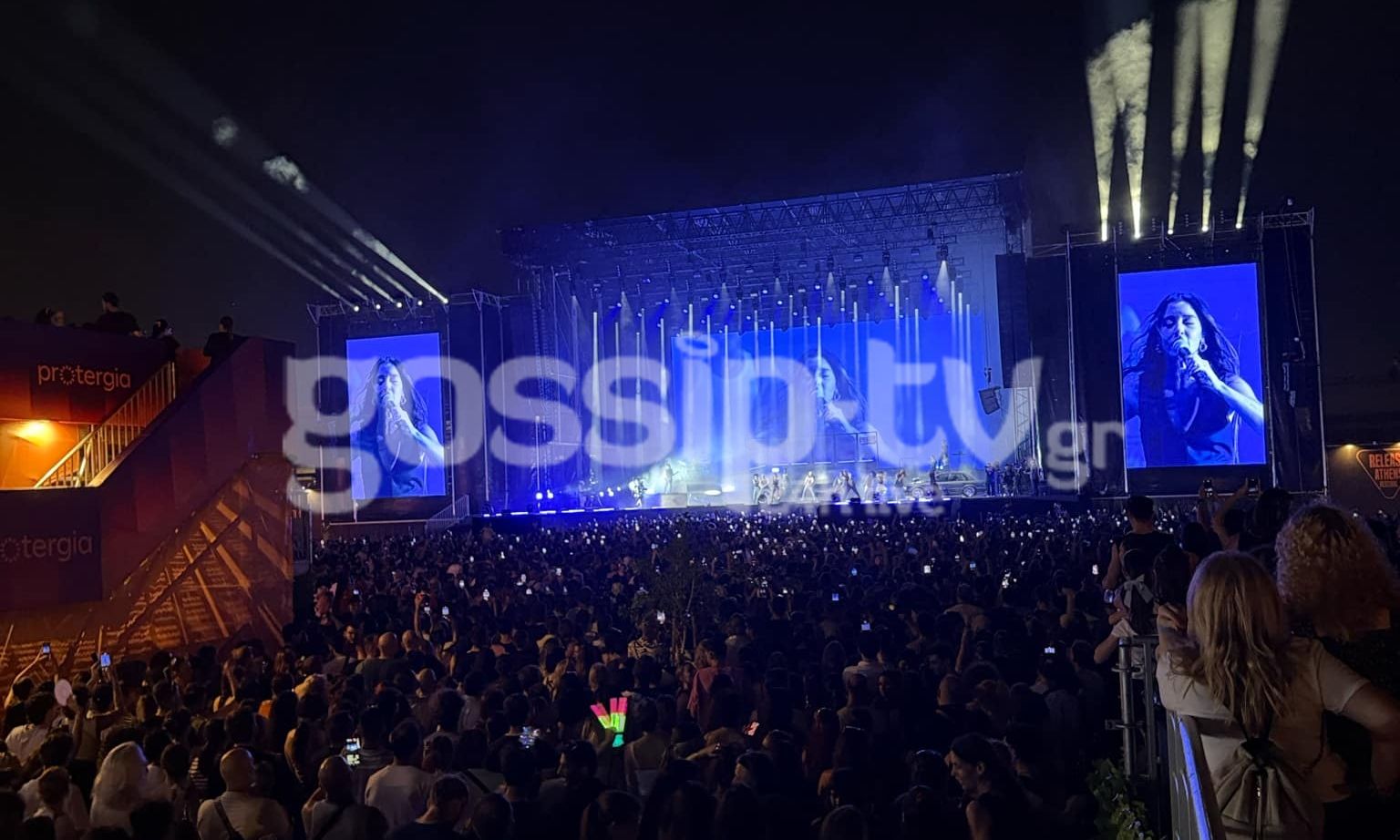 Το gossip-tv στη μεγάλη συναυλία της Μαρίνας Σάττι - 15.000 κόσμος στην Πλατεία Νερού