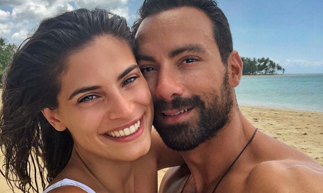 Τανιμανίδης-Μπόμπα: Πρώτη μέρα διακοπών με τις δίδυμες κόρες τους στην Πάρο!