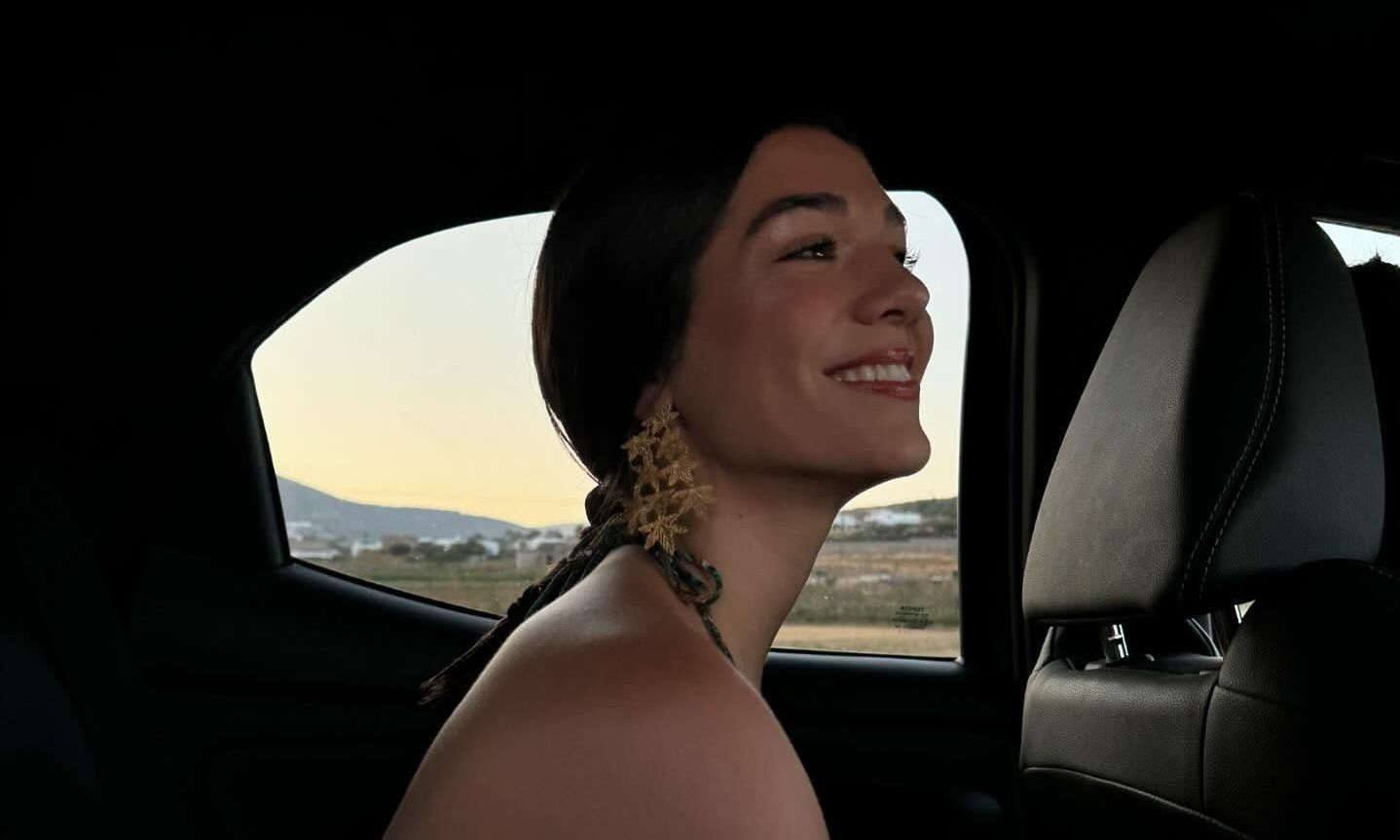 Μελίνα Νικολαΐδη: Απόδραση στην Τήνο με τον σύντροφό της για γάμο φίλων - Τα τρυφερά στιγμιότυπα