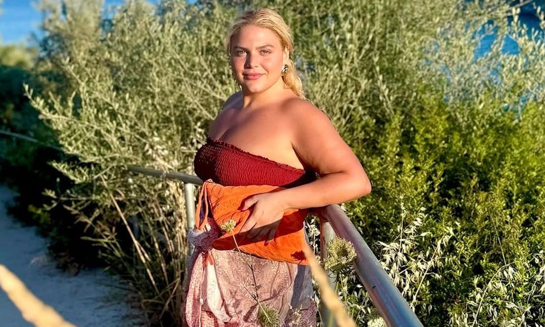 Δανάη Μπάρκα: Απόδραση στις Σπέτσες! Οι χαλαρές στιγμές στην παραλία & το ηλιοβασίλεμα