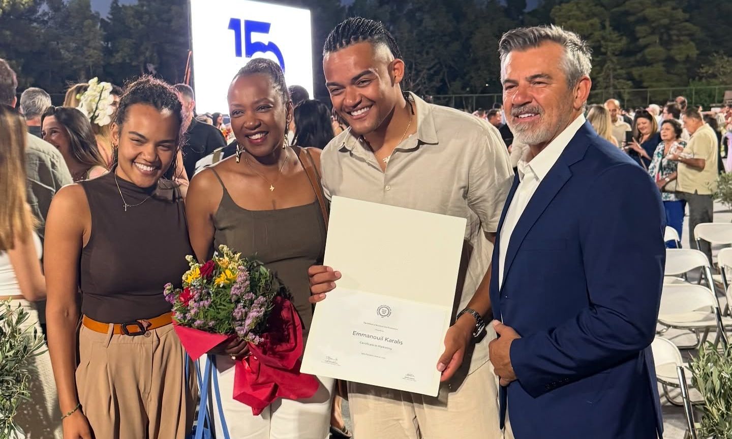 Ο Μανόλο είναι πλέον πτυχιούχος! «Μάνα... το πήρα»!