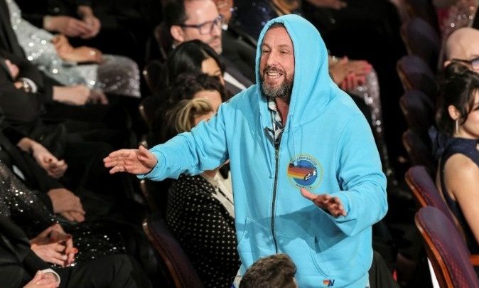 Ο Άνταμ Σάντλερ σε μεγάλη περιοδεία με stand up παράσταση στην Αμερική το φθινόπωρο