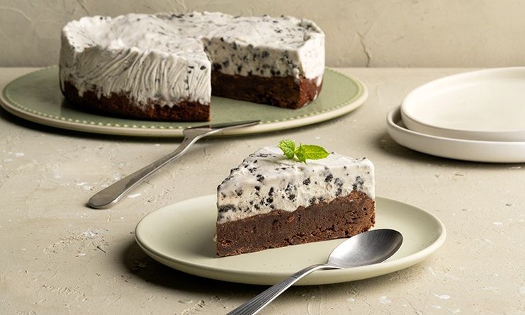 Λαχταριστή τούρτα παγωτό με brownie από τον Άκη Πετρετζίκη!