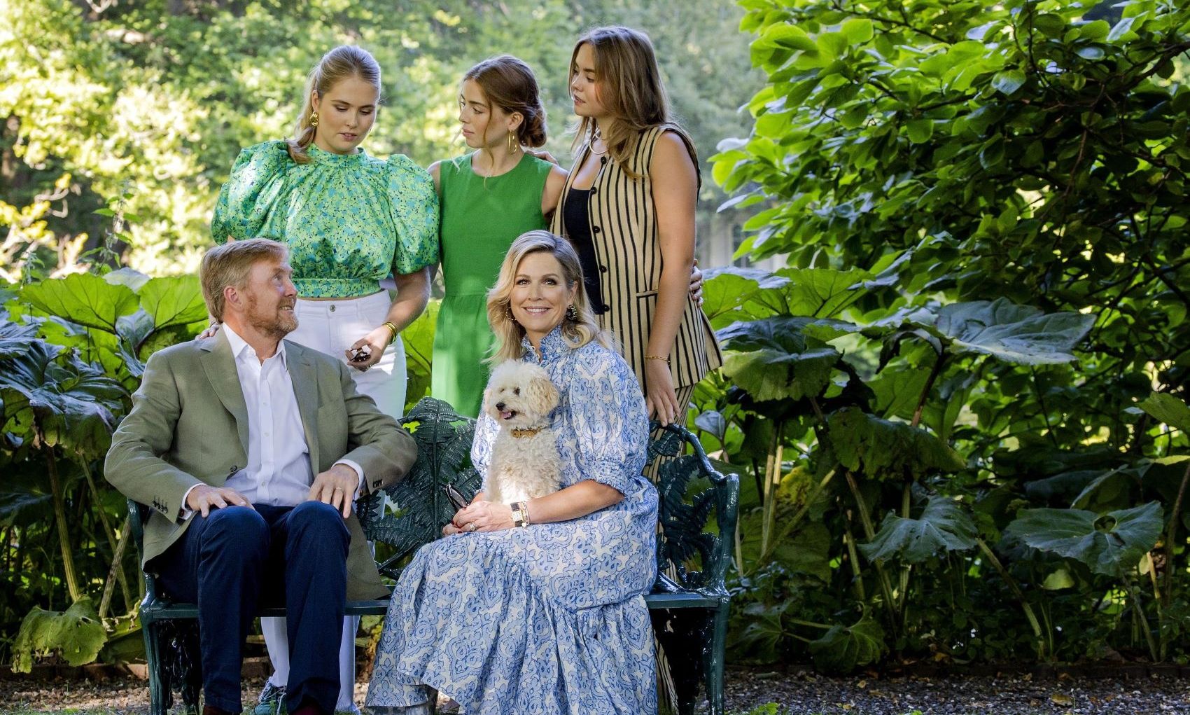 Η ολλανδική βασιλική οικογένεια φωτογραφίζεται στον κήπο του Huis ten Bosch ενόψει διακοπών!