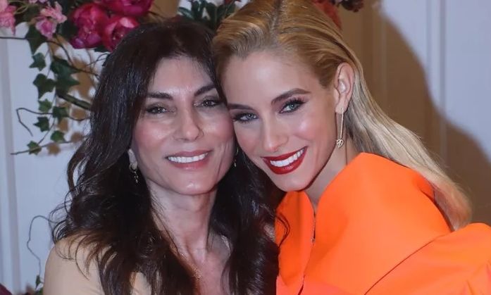 Δούκισσα και Ούρσουλα Νομικού: Μαμά και κόρη ποζάρουν με το ίδιο φόρεμα και εντυπωσιάζουν