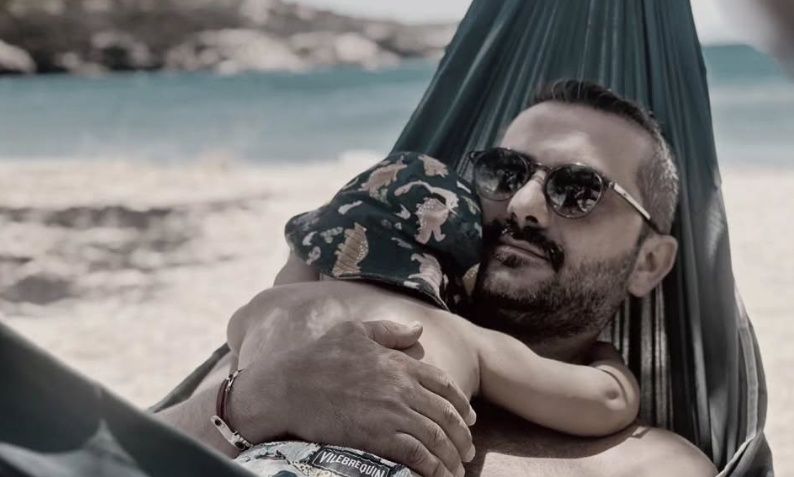 Λεωνίδας Κουτσόπουλος: Ξεκίνησαν οι διακοπές - Οι πρώτες βουτιές με τον γιο του