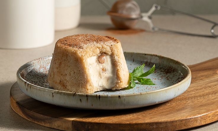 Σιμιγδαλένιος χαλβάς γεμιστός με παγωτό από τον Άκη Πετρετζίκη