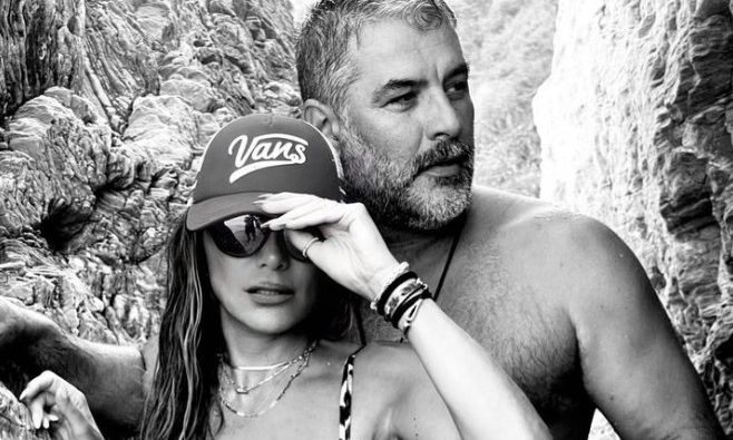 Βανδή – Μπισμπίκης: Μοναδικές στιγμές - Αγκαλιασμένοι και ερωτευμένοι στην παραλία