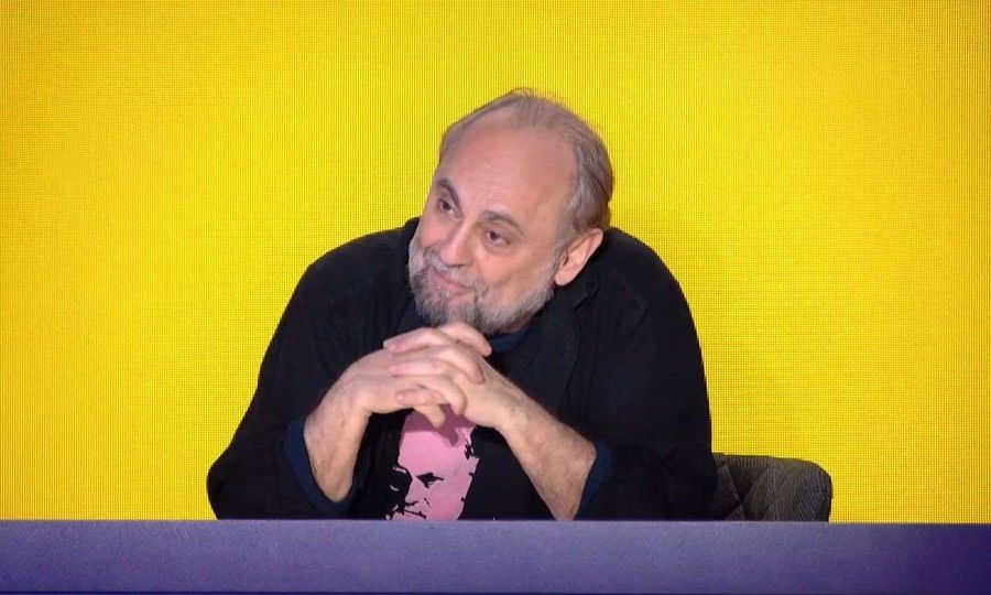 Επικός Χατζάκης: Απέφυγε τον σύζυγο της ερωμένης του ντυμένος…λοχίας – «Κόλλησα το μουστάκι και…»