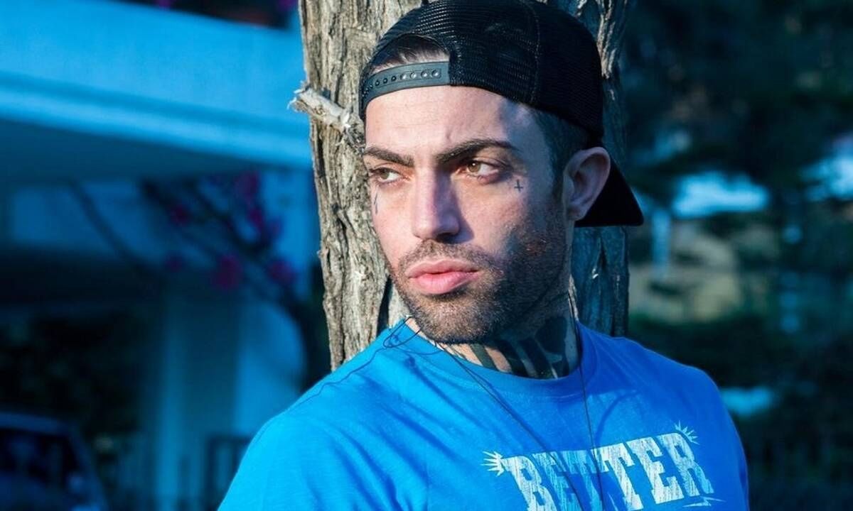 Tus: Ο Έλληνας ράπερ έχει γενέθλια - Από την Πάργα στο YouTube και τις μεγάλες συνεργασίες!