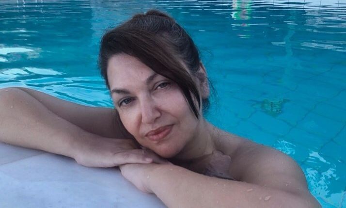 Καίτη Γαρμπή: Εντυπωσιακή & χαλαρή με μαύρο μπικίνι στην πισίνα