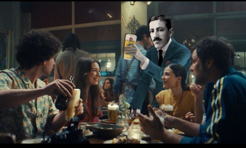 Ένα τραπέζι που έγινε αφορμή να μοιραστείς όσα δίσταζες, μαζί με παγωμένη μπίρα