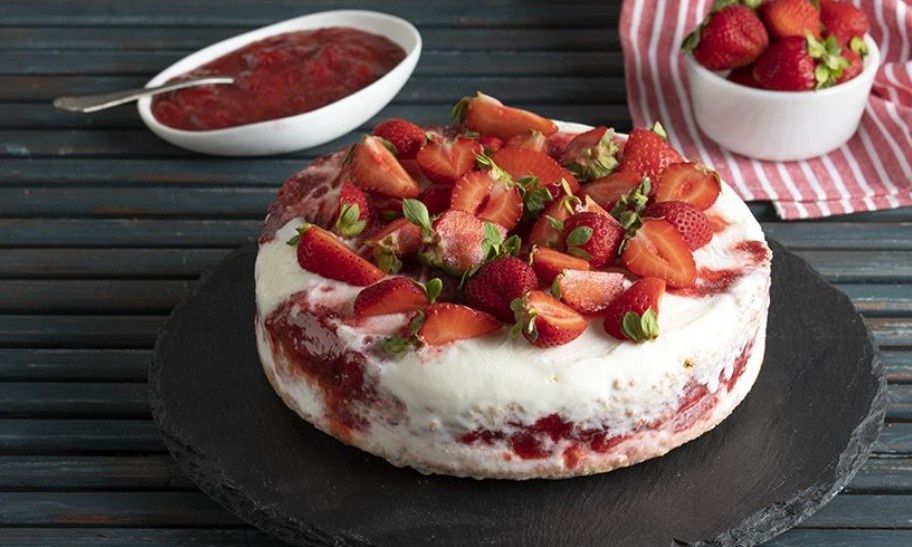 Τούρτα παγωτό βανίλια με σάλτσα φράουλας από τον Άκη Πετρετζίκη