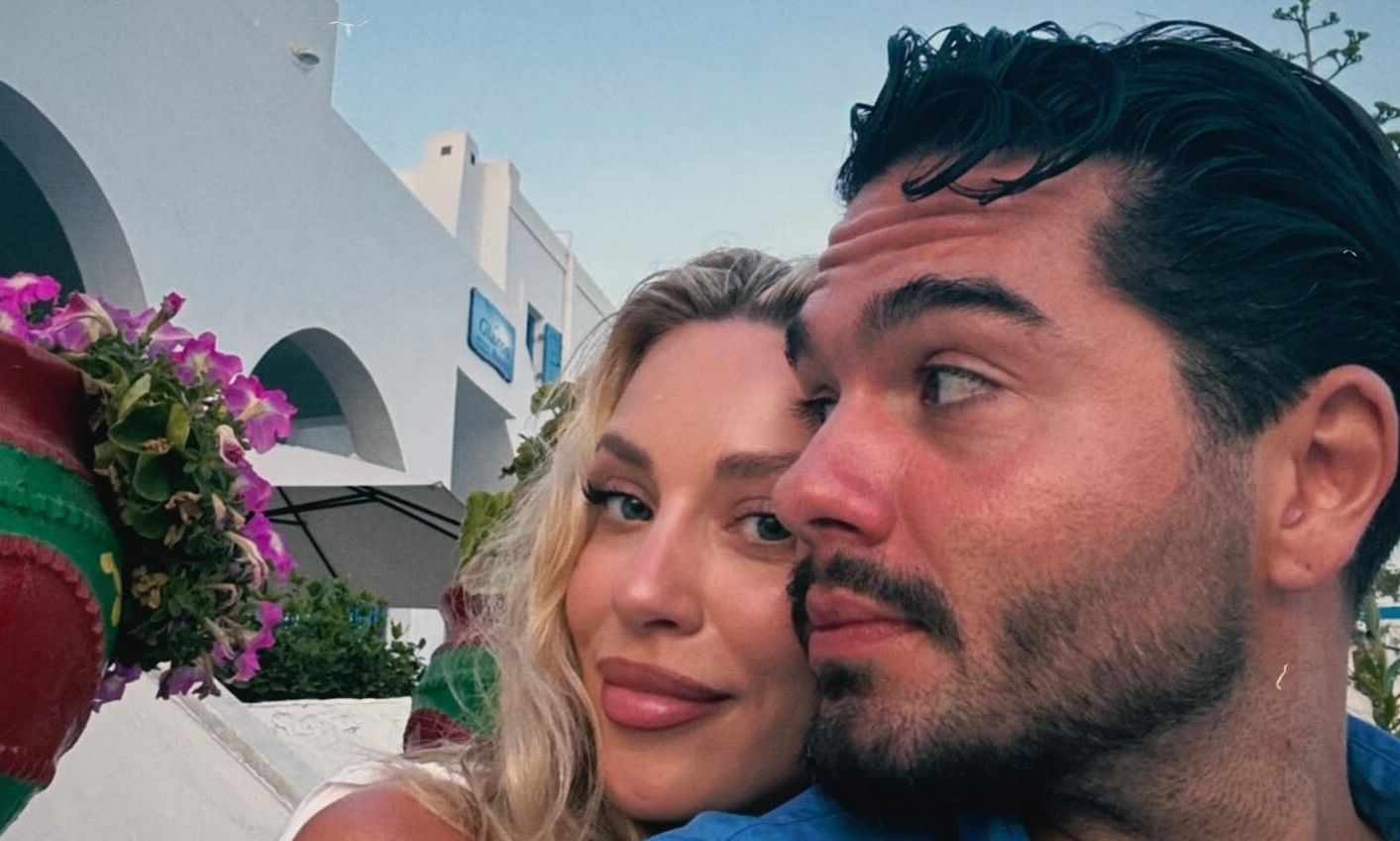 Χρήστος Μάστορας - Γαρυφαλλιά Καληφώνη: Κυλιούνται στην άμμο, κάτω απ΄τα αστέρια!