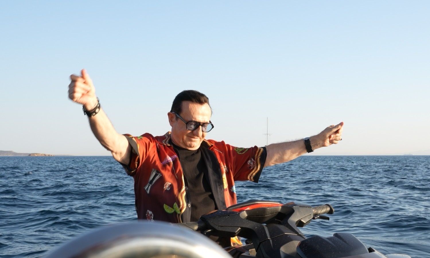 Το «Ωχ» του Λευτέρη Πανταζή μας «ταξιδεύει» με το απόλυτο καλοκαιρινό music video