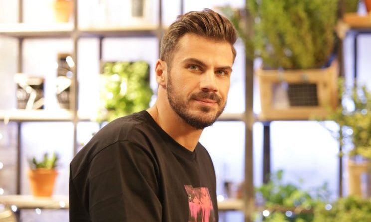 Ο Αχιλλέας Πετρετζίκης πάνω σε μηχανάκι και ο μπαμπάς Άκης στο... τρέξιμο!