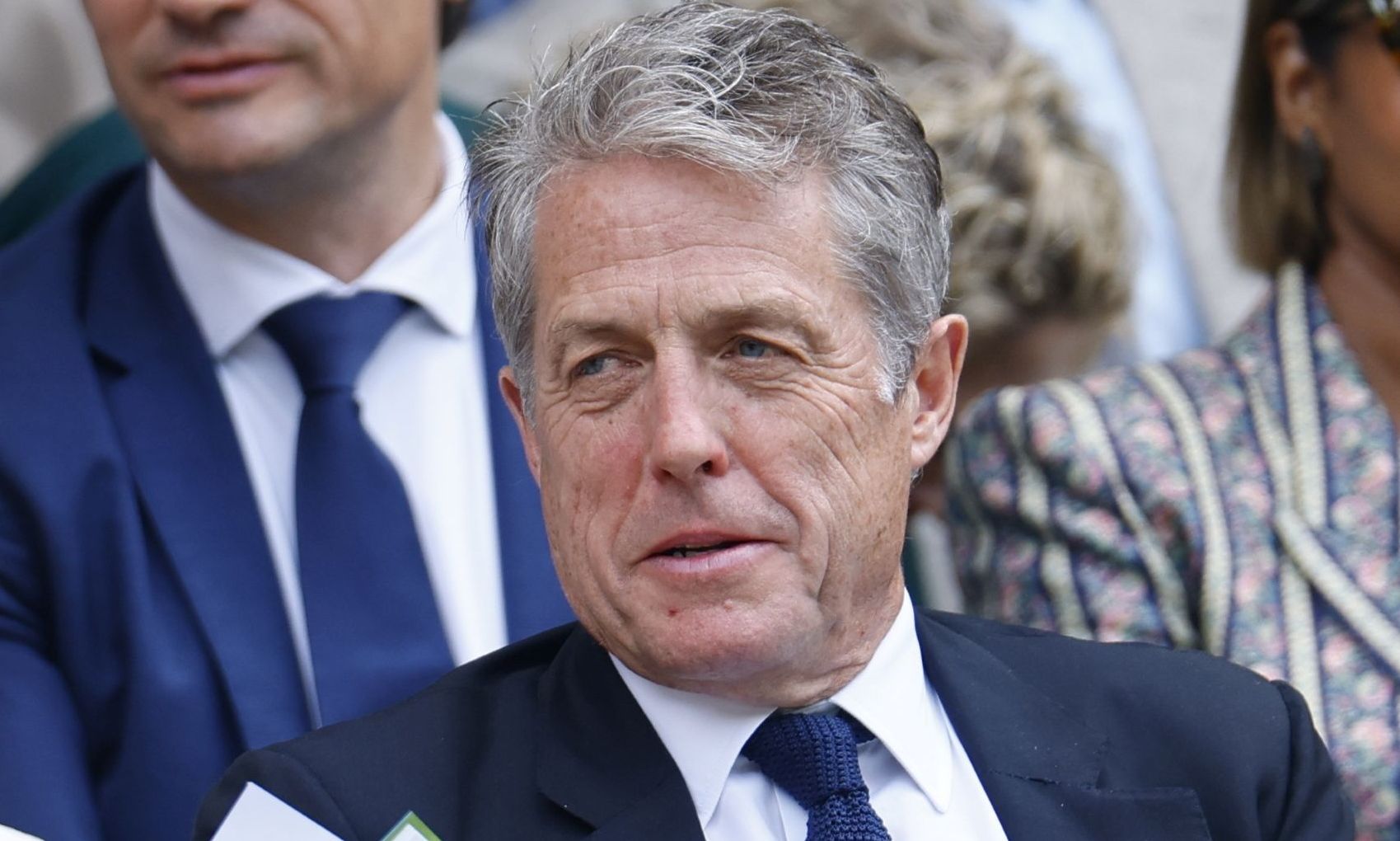 Απίστευτο: Ο Χιου Γκραντ αποκοιμήθηκε στο βασιλικό θεωρείο στο Wimbledon 2025