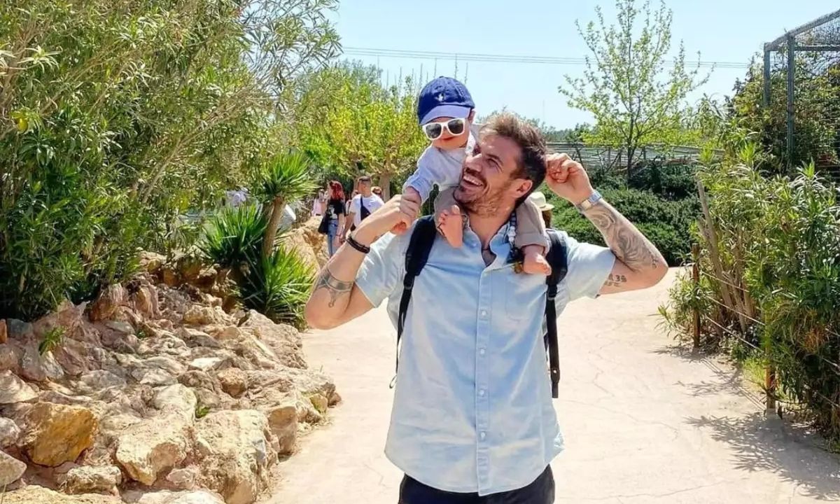 Άκης Πετρετζίκης: Το νέο βίντεο με τον γιο του με μουσική υπόκρουση από την κόρη του