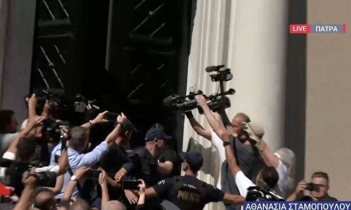 Ειρήνη Μουρτζούκου: Οργή λαού κατά την άφιξή της στο Δικαστικό Μέγαρο της Πάτρας για την απολογία