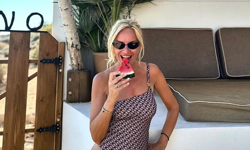 Μπεκατώρου: Λατρεύει τα ολόσωμα μαγιό & μας το δείχνει-Τα νέα υπέροχα καρέ από τις διακοπές στη Σύρο