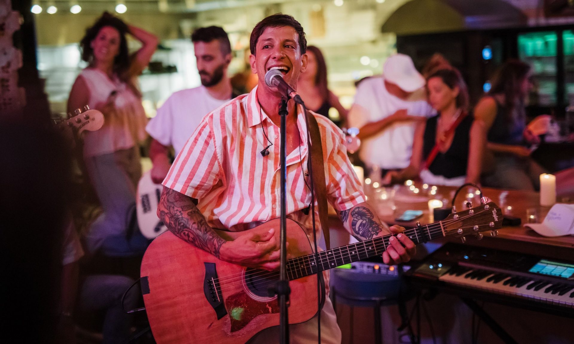 Ηλίας Μπόγδανος: Το ξεσηκωτικό acoustic mini live και οι επώνυμοι φίλοι του