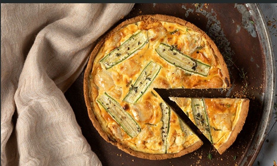 Εύκολη τάρτα με κολοκυθάκια από τον Άκη Πετρετζίκη