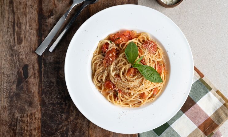 Σπαγγέτι με σάλτσα ντομάτας από τον Άκη Πετρετζίκη