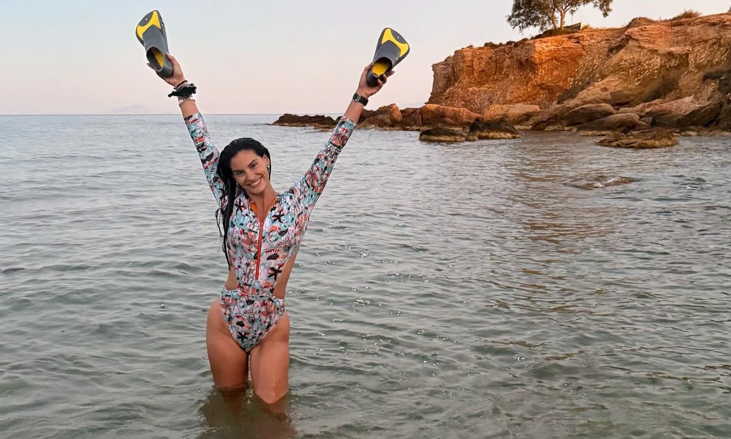 Μπόμπα: Οι μαγευτικές στιγμές με τον Σάκη και τις δίδυμες στην Πάρο! Μαγιό, βουτιές και γέλια!