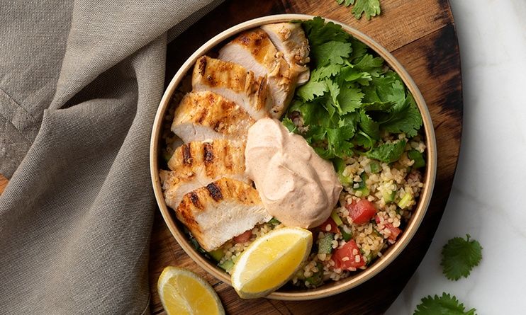 Πεντανόστιμο ψητό κοτόπουλο με σαλάτα από πλιγούρι και σος γιαουρτιού από τον Άκη Πετρετζίκη