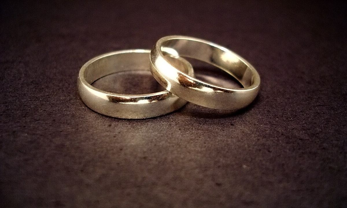 Ζευγάρι της showbiz παντρεύεται στις 31 Αυγούστου & αυτό είναι το λιτό προσκλητήριο