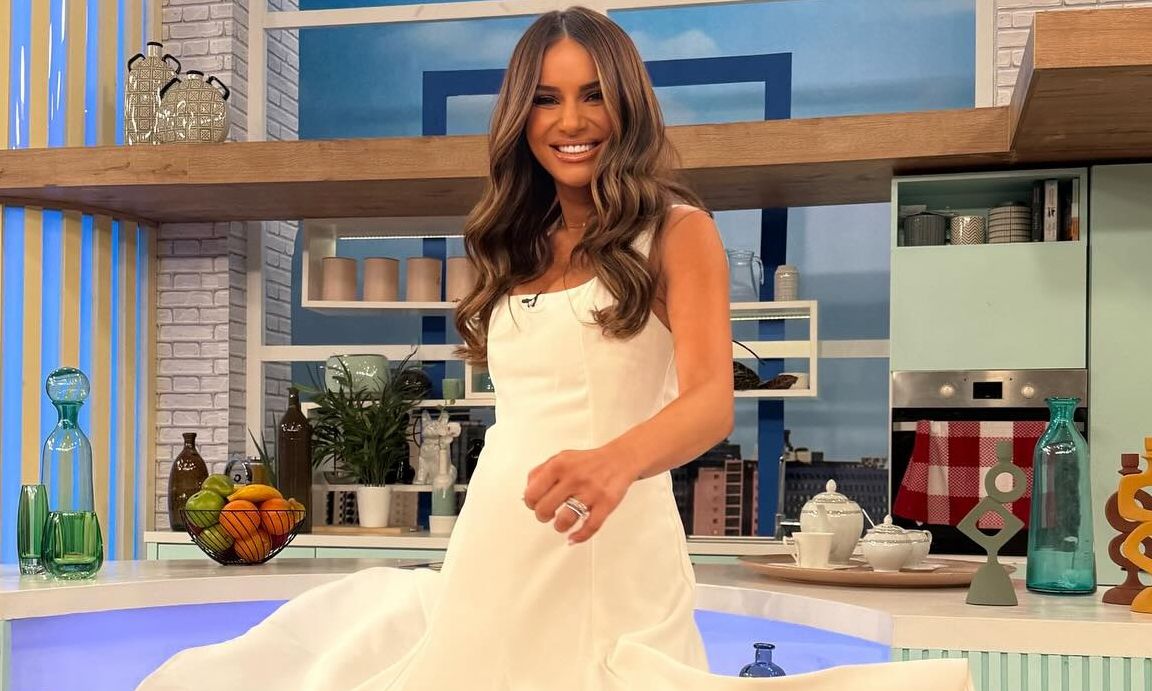 Ελένη Τσολάκη: Με κοντό σορτς κάνει βόλτα με την 4 μηνών κόρη της - Τα σχόλια των celebrities