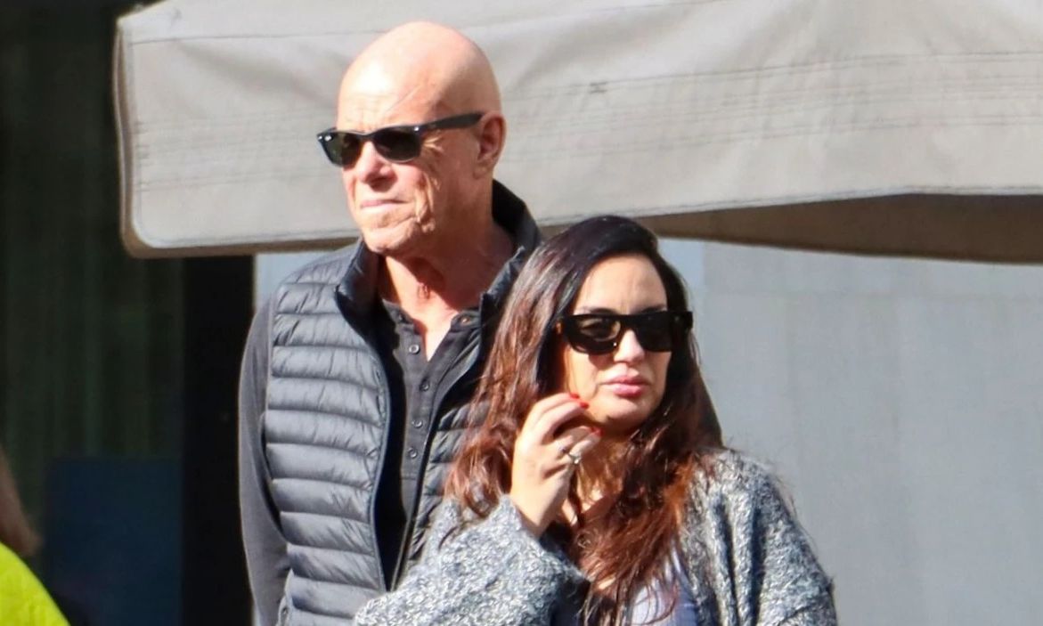 Ελπίδα Ιακωβίδου – Τζώνη Καλημέρης: Πόζαραν αγκαλιά στο pre-cocktail party πριν τον γάμο τους!