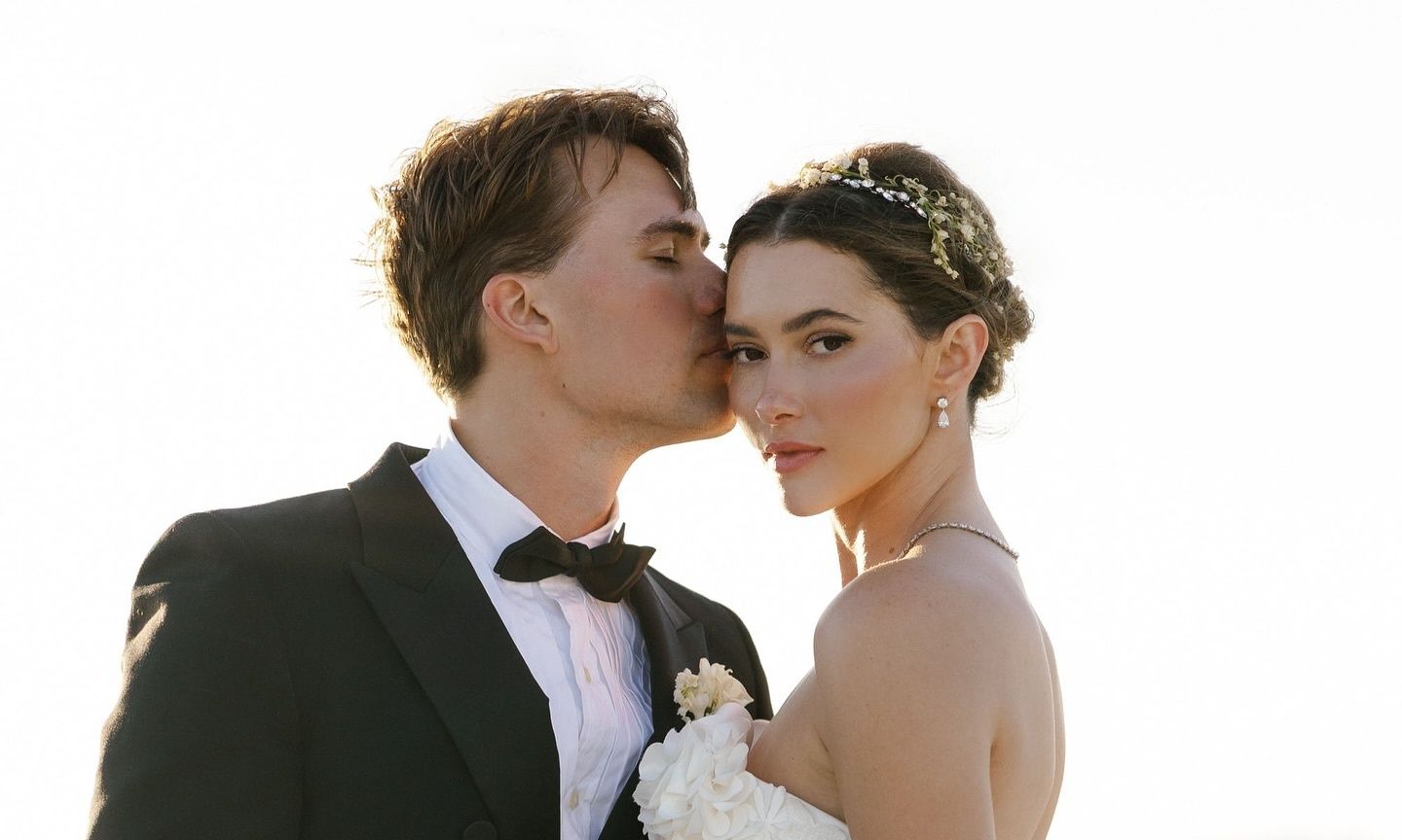 Παραμυθένιος γάμος στη Σαντορίνη για διάσημη Tik Toker! Τα 4 νυφικά και οι 5 εκ. ακόλουθοι