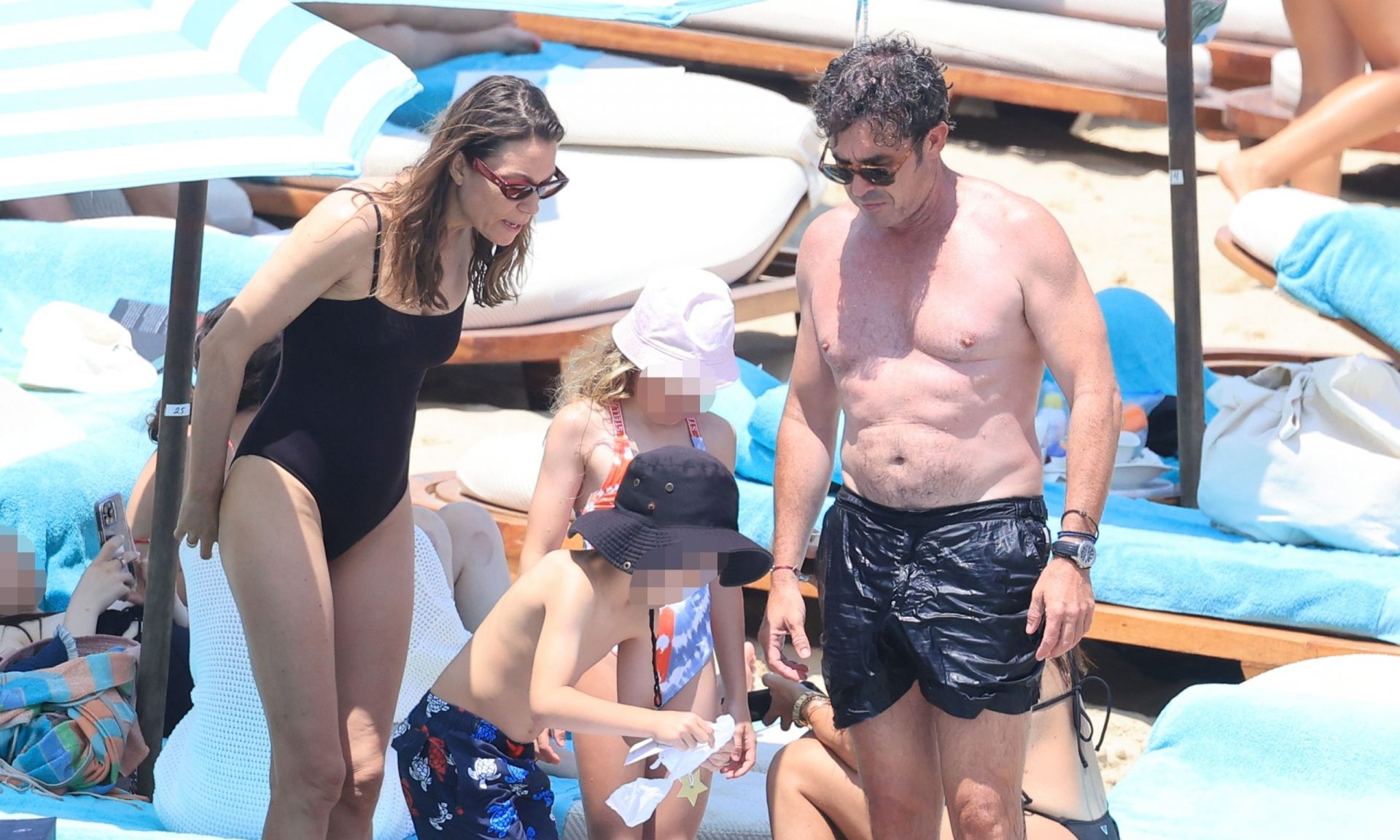 Βουτιές και παιχνίδια στη θάλασσα για τη Μπιάνκα και τον Κάρολο Κρασσά με τους γονείς τους