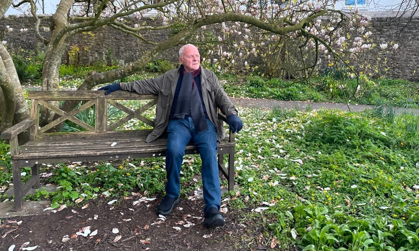 Άντονι Χόπκινς: Η αλλαγή στην εικόνα στα 87 – Το γήρας, η τοξικότητα και τα τεστ μνήμης