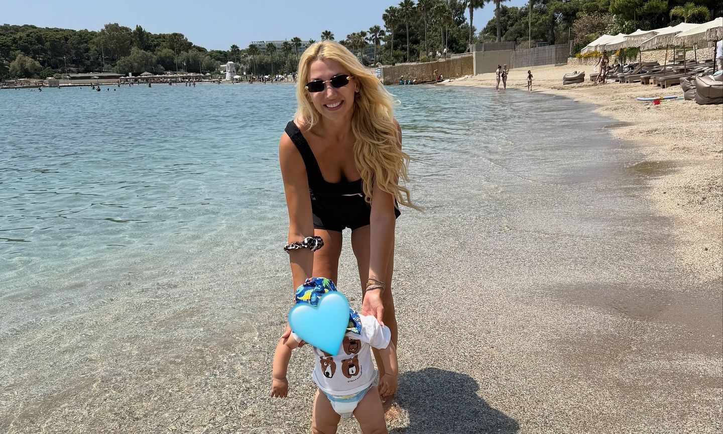 Σπυροπούλου: Παιχνίδια στη θάλασσα με τον μικρό της γιο – Απίθανα στιγμιότυπα στην αμμουδιά
