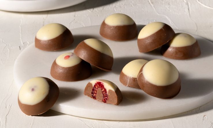 Σοκολατένιες μπουκίτσες με παγωμένα raspberries από τον Άκη Πετρετζίκη!